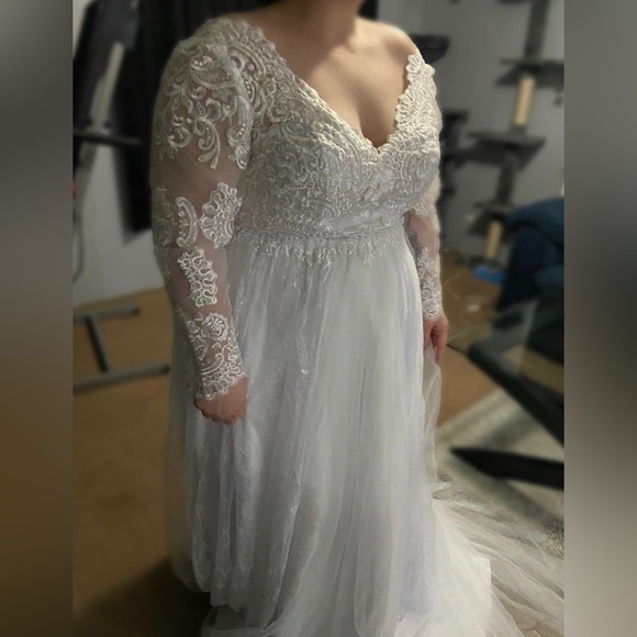 White wedding dress size 18. As is from boutique/no alterations done. - Picture 1 of 7